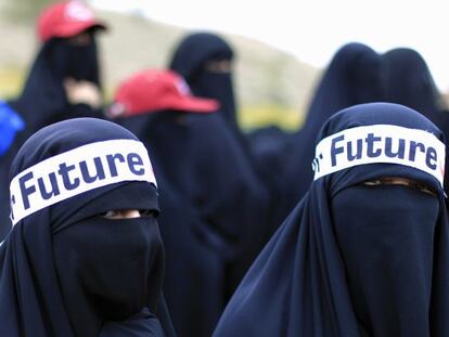 Dos mujeres yemeníes protestan contra el presidente Saleh.