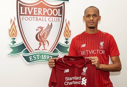 Fabinho posa con la camiseta del Liverpool, su nuevo club, este lunes.