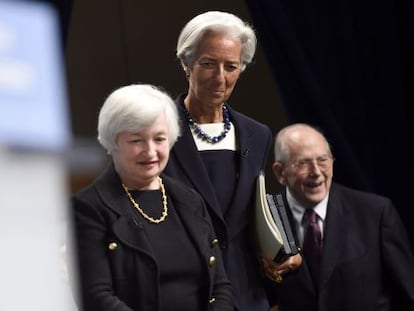 Christine Lagarde, no centro, junto a Janet Yellen e Michel Camdessus.