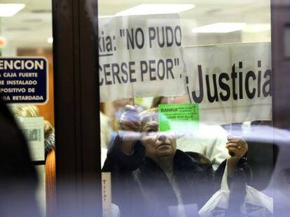 Protesta de preferentistas en una oficina de la entidad