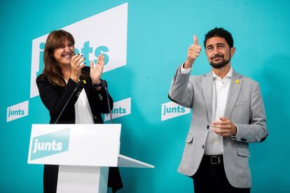 Laura Borràs, ya candidata a la presidencia de la Generalitat, aplaude al consejero Damià Calvet, este domingo, tras conocerse el resultado de las primarias. MARTA PÉREZ (Efe)