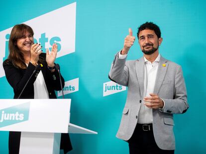 Laura Borràs, ya candidata a la presidencia de la Generalitat, aplaude al consejero Damià Calvet, este domingo, tras conocerse el resultado de las primarias. MARTA PÉREZ (Efe)
