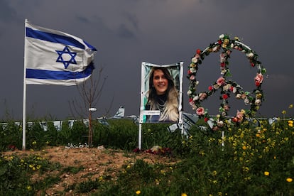 Recuerdo cerca de la frontera con Gaza en memoria de una de las víctimas del ataque de Hamás el 7 de octubre de 2023. 