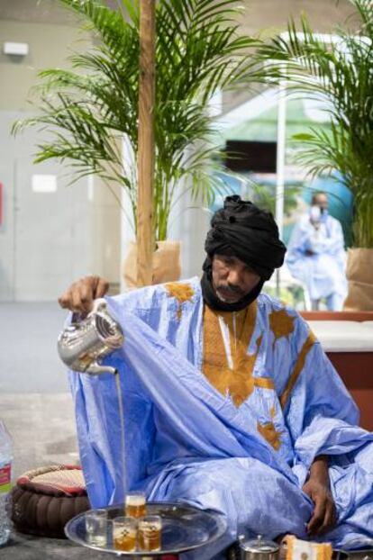 Ceremonia del té en el estand de Mauritania, en fitur 2021.