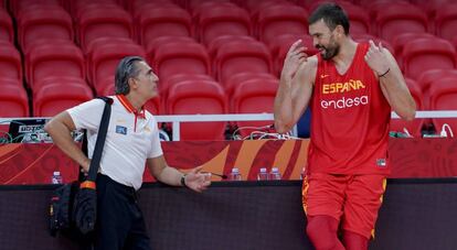 Marc Gasol conversa con Sergio Scariolo.