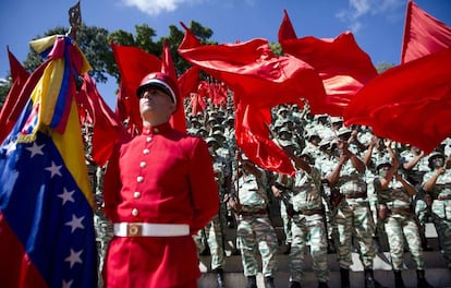 El acto de homenaje es también una demostración de fuerza del chavismo. Las milicias bolivarianas, creadas por Chávez en 2005, participan en el homenaje con varios desfiles. Son un cuerpo armado integrado por civiles bajo el mando directo del presidente.