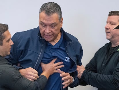 Alex Padilla, en el momento en el que lo sacan a empujones de la sala.