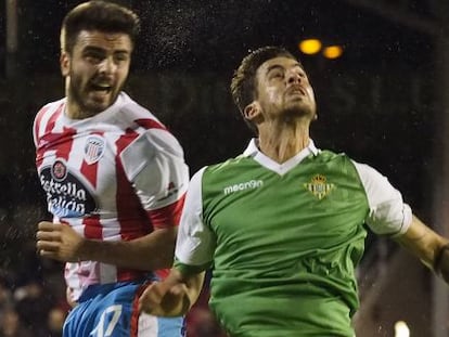El bético Rennella pelea el balón con Pelayo.