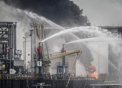 Bomberos intentan apagar las llamas en el recinto de la compañía Basf en Ludwigshafen (Alemania).