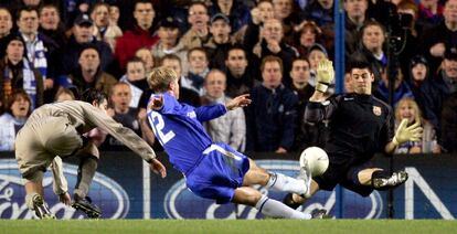 El jugador del Chelsea Eidur Gudjohnsen bate a Víctor Valdés, tras superar a Gerard (izquierda) , en una jugada del partido de vuelta de los octavos de final, disputado en Stamford Bridge que finalizó 4-2. La derrota apartó al Barça de la competición europea.