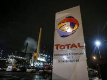 Vista de la entrada de la refinería de Total situada en el puerto de la ciudad de Amberes, en el norte de Bélgica, el 19 de noviembre del 2013. Dos personas han fallecido tras registrarse una explosión en esta refinería.
