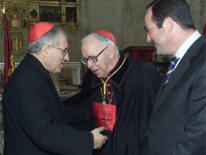Marcelo González Martín, en el centro, junto al presidente de la Conferencia Episcopal Española, Antonio María Rouco Varela, y José Bono, durante un acto celebrado en marzo de 2003.