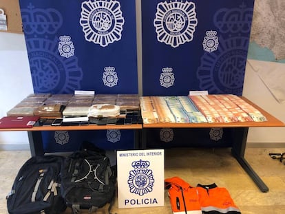 Efectos incautados a los detenidos en la operación policial en el puerto de Algeciras.