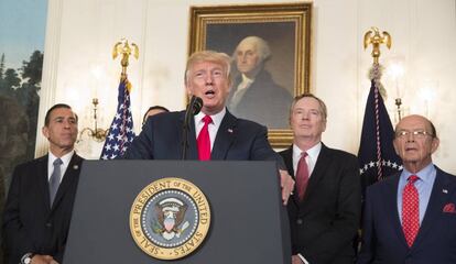 Trump delante de la imagen de Washington, a quien comparó con el confederado Robert Lee.