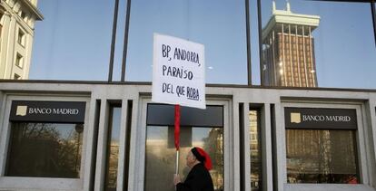 Un hombre protesta ante la sede del Banco de Madrid intervenido por el Banco de España después de que la BPA fuera intervenida por el Instituto Nacional Andorrano de Finanzas a raíz de la misma investigación en Estados Unidos.