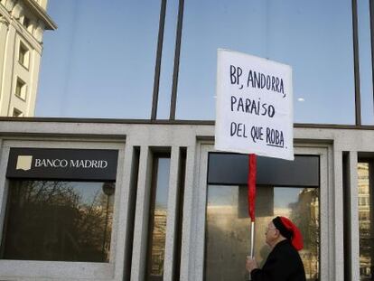 Un hombre protesta ante la sede del Banco de Madrid intervenido por el Banco de Espa&ntilde;a despu&eacute;s de que la BPA fuera intervenida por el Instituto Nacional Andorrano de Finanzas a ra&iacute;z de la misma investigaci&oacute;n en Estados Unidos.