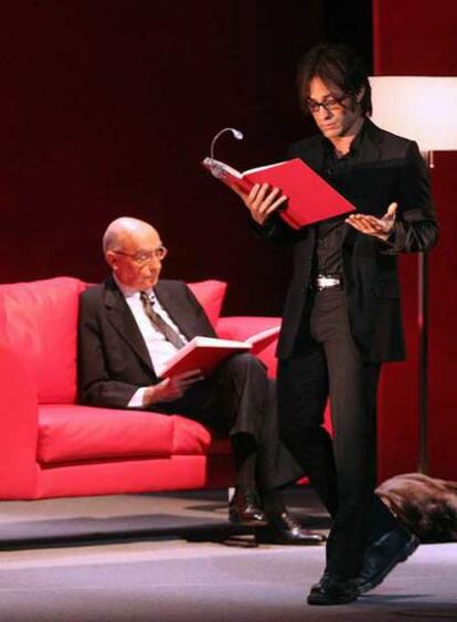 El actor mexicano y el Nobel de Literatura, en el escenario.