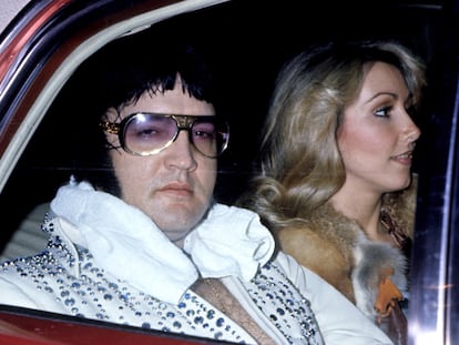 Elvis Presley y su última novia, Linda Thompson, fotografiados en 1976. El cantante fallecería al año siguiente.