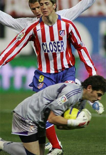 Casillas se anticipa a Torres, con Beckham tras el rojiblanco.