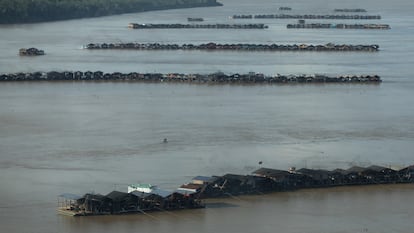 Balsas de garimpo ilegal no rio Madeira, na altura da comunidade de Rosarinho, em Autazes, a 110 quilômetros de Manaus.