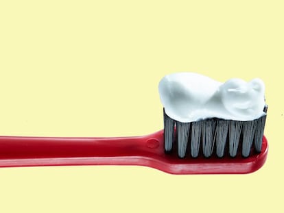 Por qué Colgate retirará el triclosán de su pasta de dientes y otros productos lo mantienen