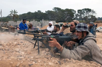 Rebeldes libios disparan sus ametralladoras durante un entrenamiento en Ad Dafiniyah, al oeste de la ciudad de Misrata.