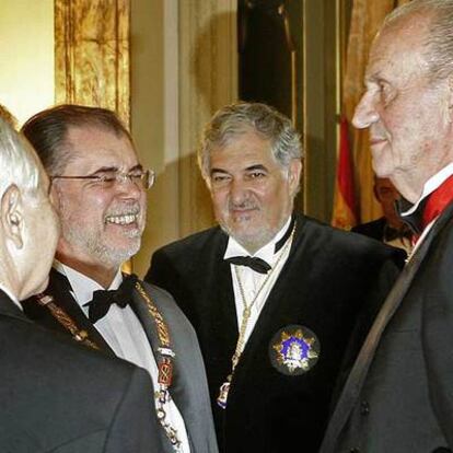 De izquierda a derecha, Dívar (de espaldas), Bermejo, Conde-Pumpido y el rey Juan Carlos.