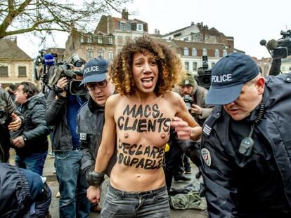 La policía intercepta a una activista que se lanzó sobre el coche que llevaba a DSK al tribunal de Lille, este martes.