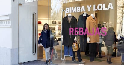 Una mujer salde de una tienda de Bimba y Lola.