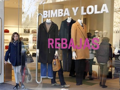 Una mujer salde de una tienda de Bimba y Lola.