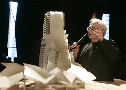 El arquitecto canadiense Frank Gehry, junto a la maqueta del edificio que construirá en Barcelona.