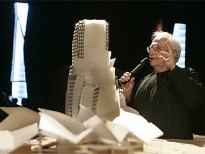 El arquitecto canadiense Frank Gehry, junto a la maqueta del edificio que construirá en Barcelona.