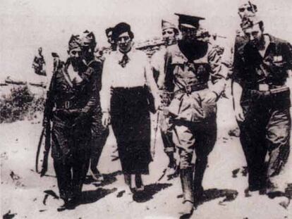 Victoria Kent, con militares republicanos, en el frente de Somosierra durante el verano de 1936.