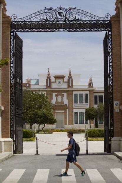 Puerta de la fábrica de tabacos de Altadis, en Málaga.