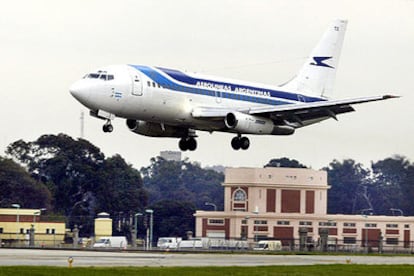 Un avión de Aerolíneas Argentinas aterriza en el aeropuerto de Buenos Aires.