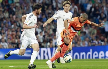 Xabi Alonso e Illarramendi intentan quitarle la pelota al valencianista Feghouli