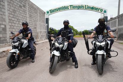 Elementos de seguridad vigilan el tianguis limonero de Apatzingán, en septiembre de 2023. 