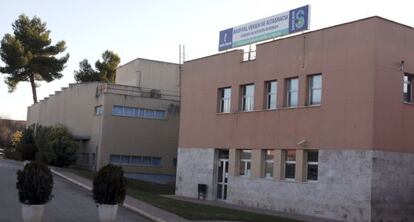 Fachada del hospital Virgen de Gracia de Manzanares (Ciudad Real), donde están ingresados la mayoría de los 23 hospitalizados por el brote de legionela.