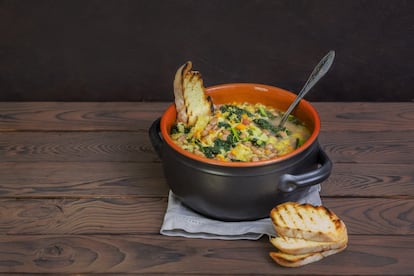 Otra sopa conectada por la harina con la anterior es la 'ribollita', un plato de cuchara muy típico de <a href="https://elviajero.elpais.com/tag/florencia/a" target="_blank">Florencia</a>. Las sobras recobran su valor en varias recetas toscanas como la 'panzanella' o la 'pappa al pomodoro', pero la más cálida y nutritiva es esta sopa, que dignifica el pan que se quedó duro y lo reaprovecha añadiéndole alubias blancas, repollo y otros tipos de col como el cavolo nero. 'Ribollita' quiere decir “hervida de nuevo”, así que comerla al día siguiente de prepararla no es un delito, sino todo lo contrario.