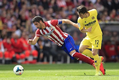 Raúl García cae ante la entrada de Joan Román.