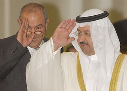 El nuevo primer ministro, Ayad Alaui (izquierda), y el nuevo presidente, Gazi al Yauar, saludan en Bagdad.