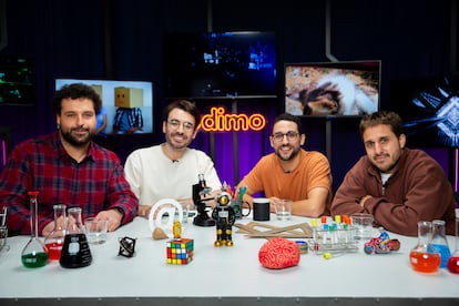 De izq. a dcha.: el experto en Inteligencia Artificial Paul Van Branteghem, el divulgador científico Jose Luis Crespo y los cómicos el cómico y guionista Galder Varas y Pablo Ibarburu durante el primer episodio de 'Hipermovidas'. 