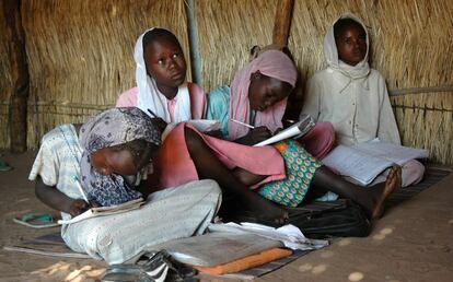 2006, Darfur, Sudán. Niñas desplazadas por la guerra en Darfur reciben clases en instalaciones provisionales gestionadas por agencias de cooperación internacional.