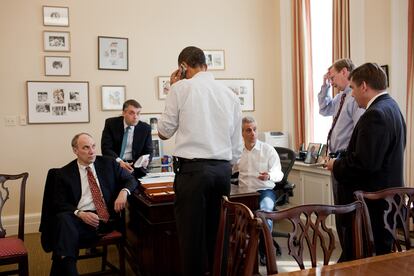 El presidente Barack Obama habla por teléfono con un miembro del Congreso, en presencia de su jefe de gabinete y otros miembros de su administración (Fotografía: Casa Blanca).