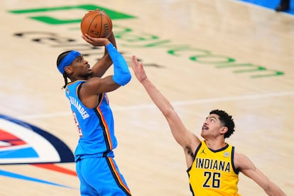 Shai Gilgeous-Alexander lanza a canasta ante Ben Sheppard en el partido de este domingo.