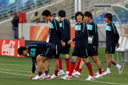 El futbolista surcoreano,Kim Jung-woo (segundo por la izquierda), en un entrenamiento de su selección.