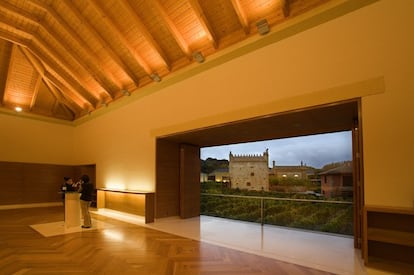 Un gran ventanal hacia los viñedos y las construcciones históricas en una de las salas de la bodega Señorío de Arínzano (del grupo Chivite), proyectada por Rafael Moneo.