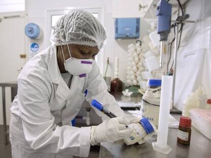 Una mujer trabajando en un laboratorio.