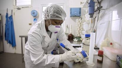 Una mujer trabajando en un laboratorio.