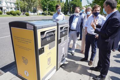 Almeida en la presentación este jueves de las nuevas papeleras en la glorieta de Atocha